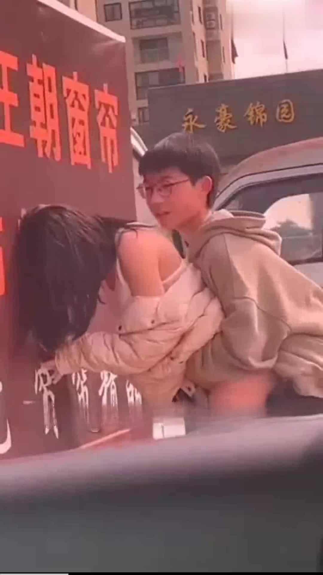 温州永豪锦园门口学生情侣打炮事件视频